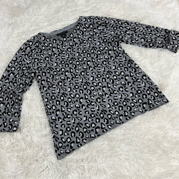 Tahari Gray Black Animal Print Rolled Sleeve Woman’s Sweater Size Medium - Picture 10 of 10